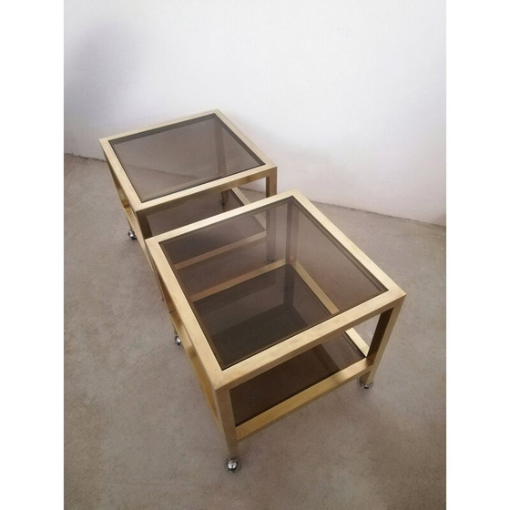 Image 1 of Paire de tables d'appoint vintage en laiton et verre fumé avec roulettes, Italie 1970