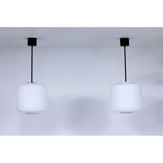 Image 1 of Paire de lampes suspendues suédoises en métal noir et verre opalin blanc mat, années 1950