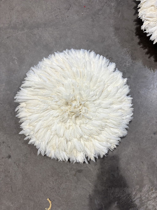 Juju Hat Blanc 60 Cm – Décoration Murale En Plumes Éthniques Et Élégantes