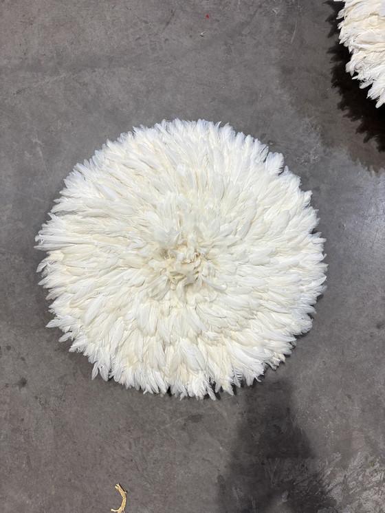 Image 1 of Juju Hat Blanc 60 Cm – Décoration Murale En Plumes Éthniques Et Élégantes