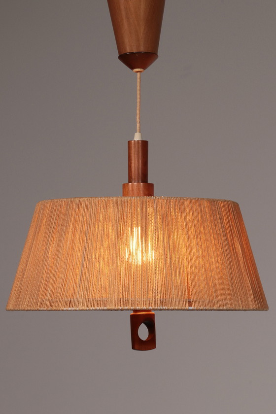 Image 1 of Image de l'annonce Lampe pendante vintage Temde en noyer et raphia 1960S