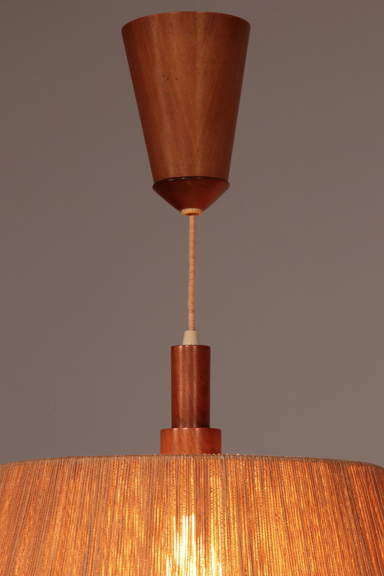Image 1 of Image de l'annonce Lampe pendante vintage Temde en noyer et raphia 1960S