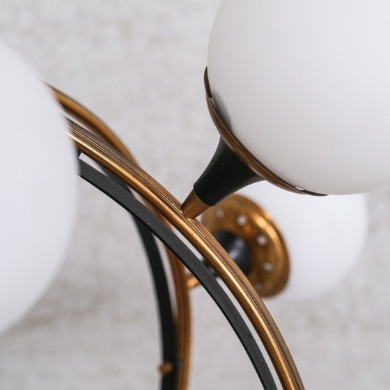 Image 1 of Lustre vintage en laiton et verre opalin, Italie 1950