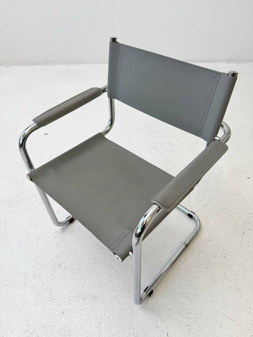 Chaise grise à piétement luge Breuer Bauhaus avec cadre chromé