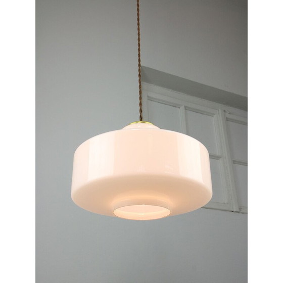 Image 1 of Lampe suspendue italienne du milieu du siècle en verre blanc et laiton