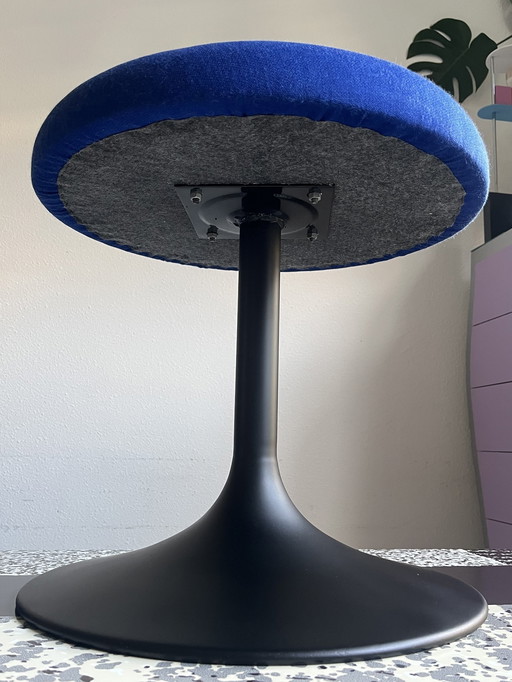 Tabouret Space Age avec base tulipe et tissu bleu cobalt