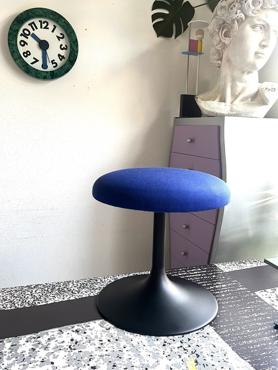 Image 1 of Tabouret Space Age avec base tulipe et tissu bleu cobalt