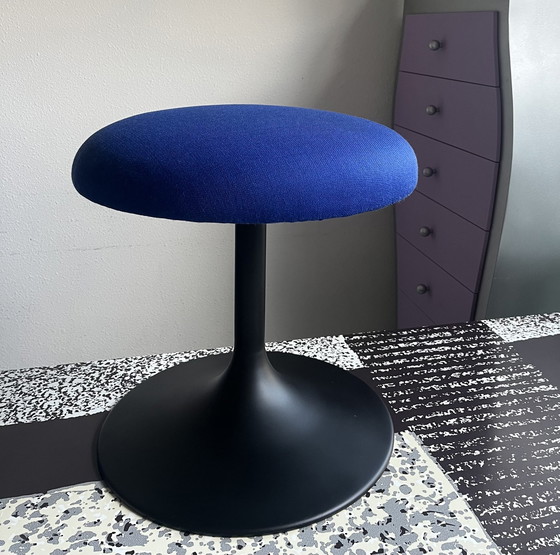 Image 1 of Tabouret Space Age avec base tulipe et tissu bleu cobalt