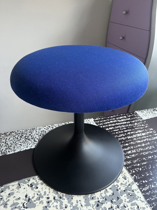 Tabouret Space Age avec base tulipe et tissu bleu cobalt