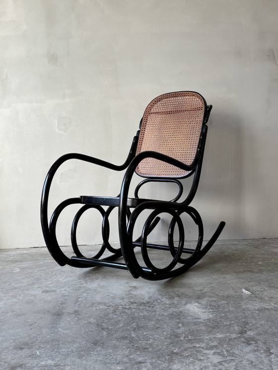 Image 1 of Fauteuil à bascule vintage de style Thonet Noir