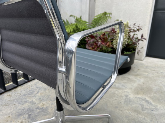 Image 1 of 2X Vitra Eames Ea108 Chaises en cuir