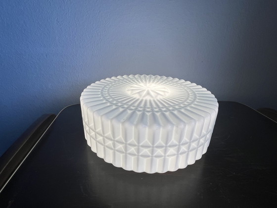 Image 1 of Plafonnier Mid Century en verre opale