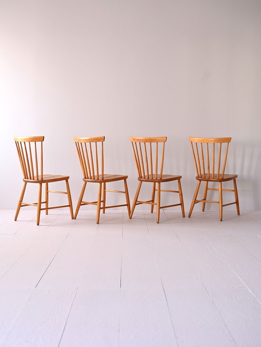 Ensemble de quatre chaises scandinaves en hêtre Pinnstolar - Chaises de salle à manger nordiques vintage avec dossier en fuseau