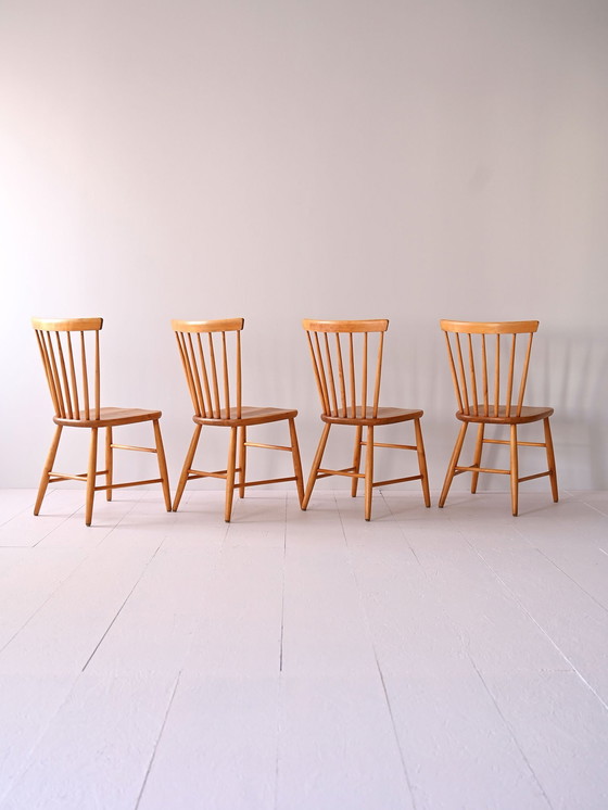 Image 1 of Ensemble de quatre chaises scandinaves en hêtre Pinnstolar - Chaises de salle à manger nordiques vintage avec dossier en fuseau