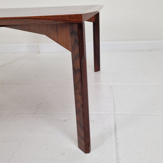 Image 1 of Table basse carrée italienne en noyer chanfreiné, Stildomus, années 1960