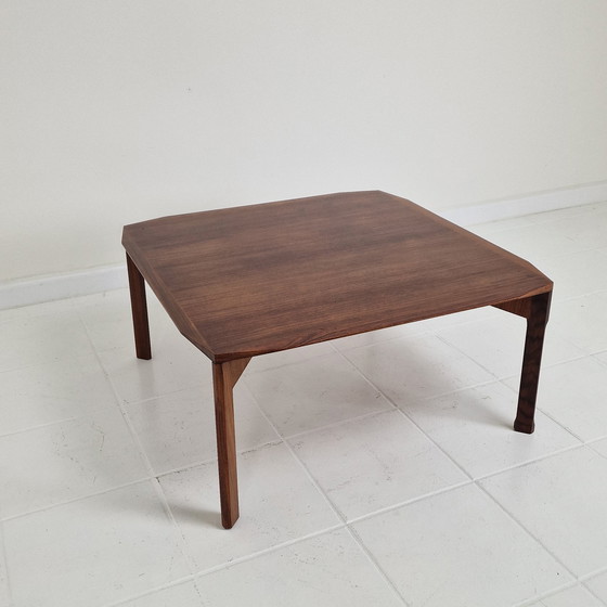 Image 1 of Table basse carrée italienne en noyer chanfreiné, Stildomus, années 1960