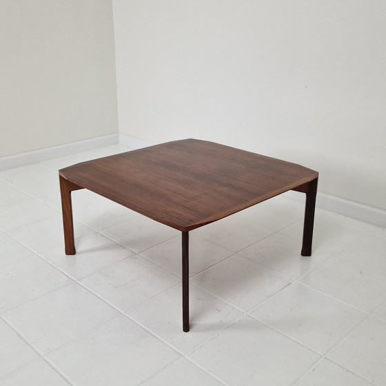 Image 1 of Table basse carrée italienne en noyer chanfreiné, Stildomus, années 1960