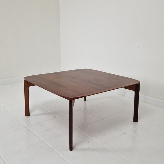 Image 1 of Table basse carrée italienne en noyer chanfreiné, Stildomus, années 1960