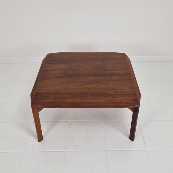 Image 1 of Table basse carrée italienne en noyer chanfreiné, Stildomus, années 1960