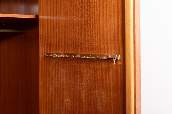 Image 1 of Armoire italienne du Mid Century en placage d'érable des années 50