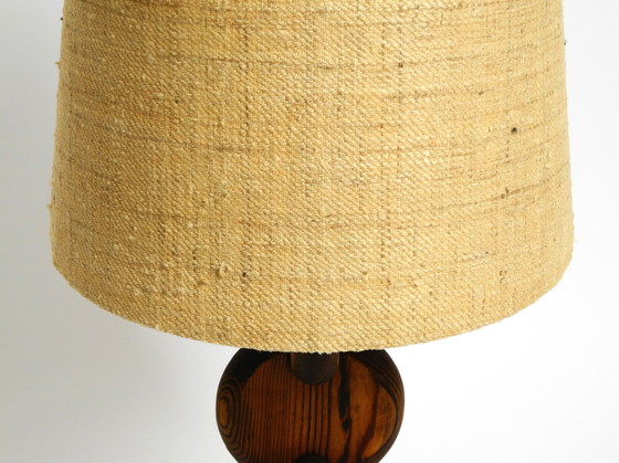 Image 1 of Grande Rare Belle Lampe de Table de Temde en Bois de Pin des années 1960