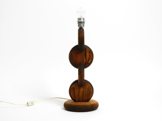 Image 1 of Grande Rare Belle Lampe de Table de Temde en Bois de Pin des années 1960