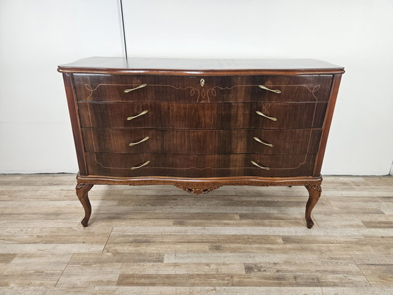 Image 1 of Commode Chippendale en noyer et érable avec poignées en laiton