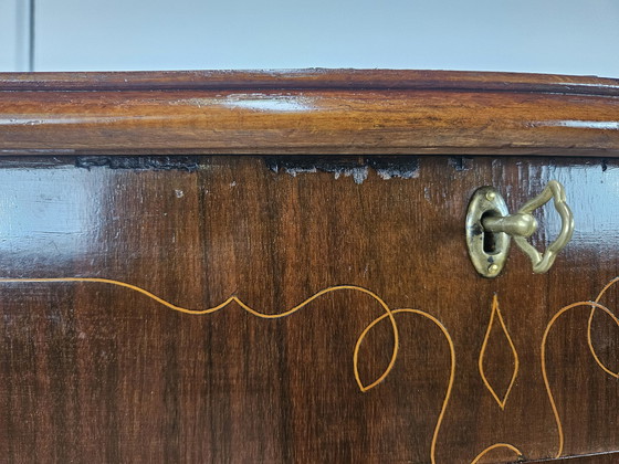 Image 1 of Commode Chippendale en noyer et érable avec poignées en laiton