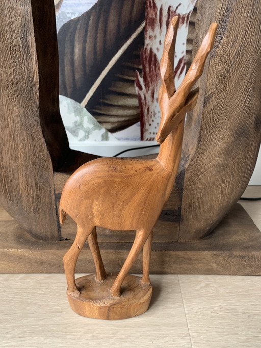 Statue de cerf en bois