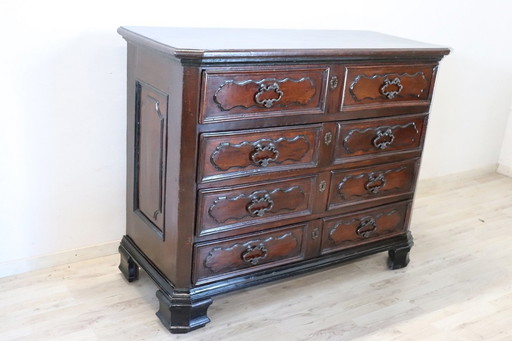 Ancienne commode en bois, 17ème siècle