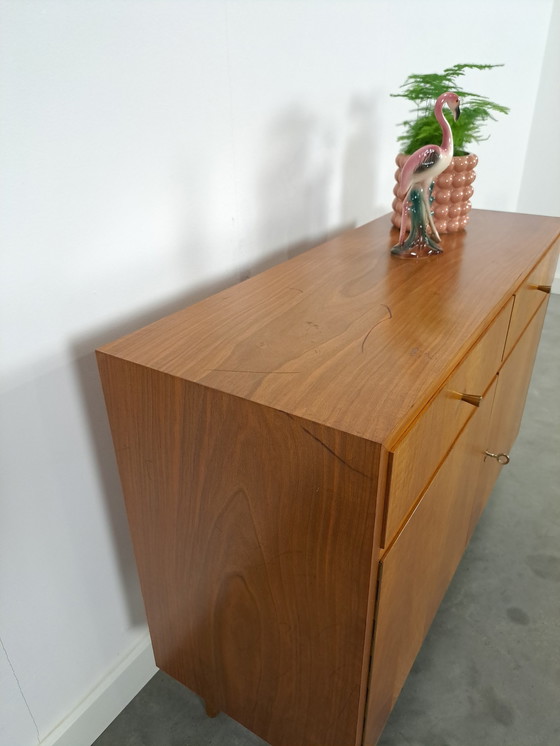 Image 1 of Armoire en placage avec tiroirs et pieds ronds en bois