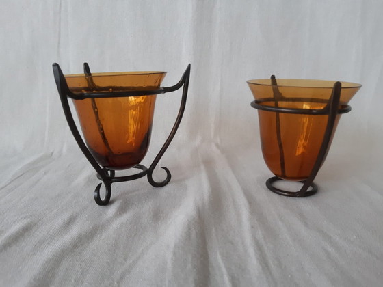 Image 1 of Deux vases Vintage Hysteria en verre ambré dans des supports en métal
