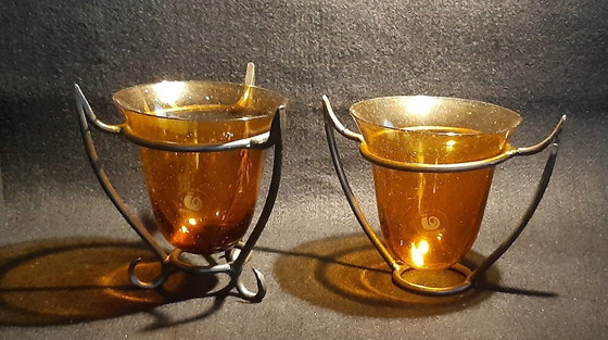 Image 1 of Deux vases Vintage Hysteria en verre ambré dans des supports en métal