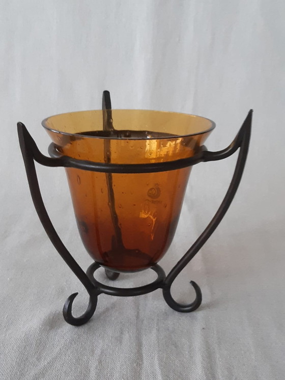 Image 1 of Deux vases Vintage Hysteria en verre ambré dans des supports en métal