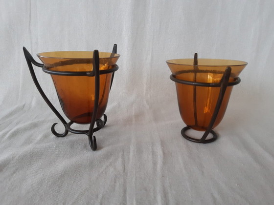 Image 1 of Deux vases Vintage Hysteria en verre ambré dans des supports en métal