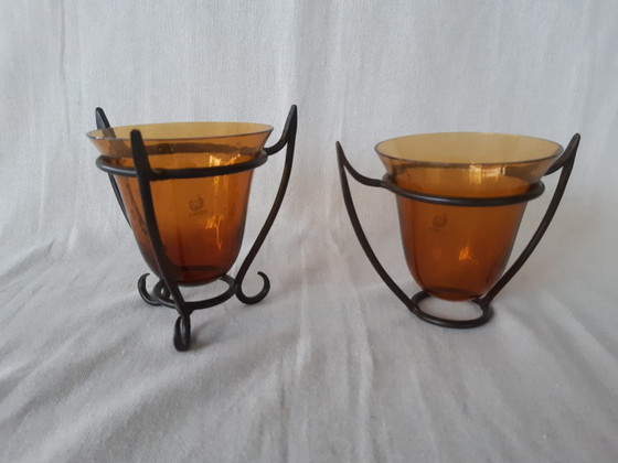 Image 1 of Deux vases Vintage Hysteria en verre ambré dans des supports en métal