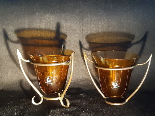 Deux vases Vintage Hysteria en verre ambré dans des supports en métal