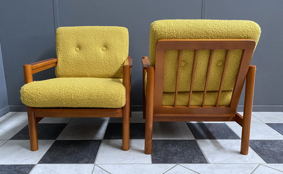 Image 1 of Ensemble de deux chaises faciles des années 1960, rembourrées en bouclier jaune Oker. Hauteur du siège 41 cm.