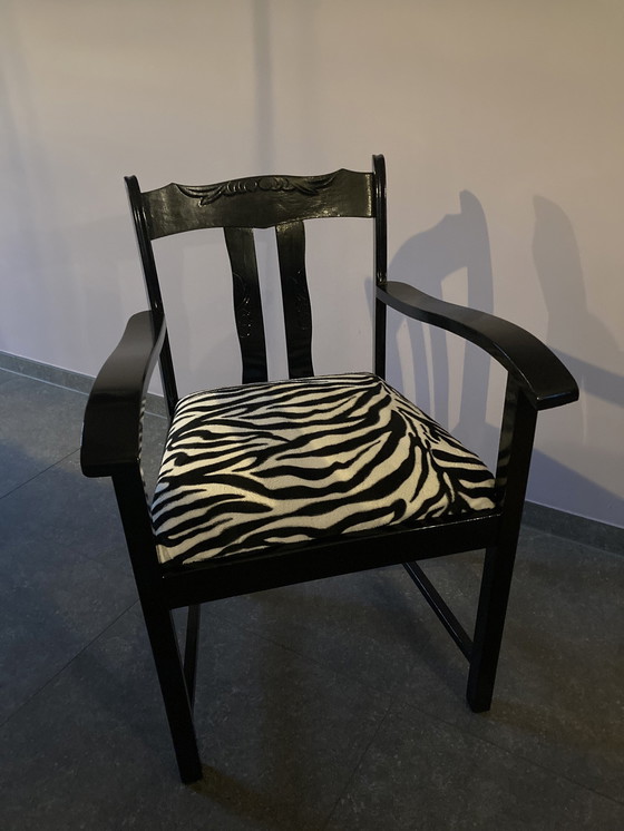 Image 1 of Chaise noire avec assise zébrée