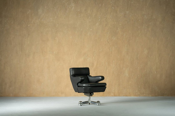Image 1 of Fauteuil à roulettes en cuir noir, Italie, années 1970
