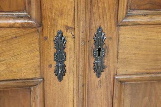 Armoire ancienne en noyer massif, fin du 17ème siècle