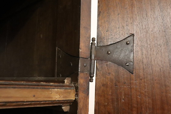 Image 1 of Armoire ancienne en noyer massif, fin du 17ème siècle