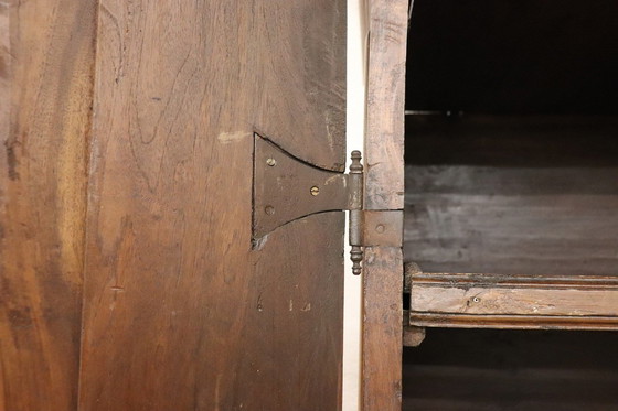 Image 1 of Armoire ancienne en noyer massif, fin du 17ème siècle