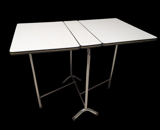 Image 1 of 2015 Table d'appoint en formica pliable