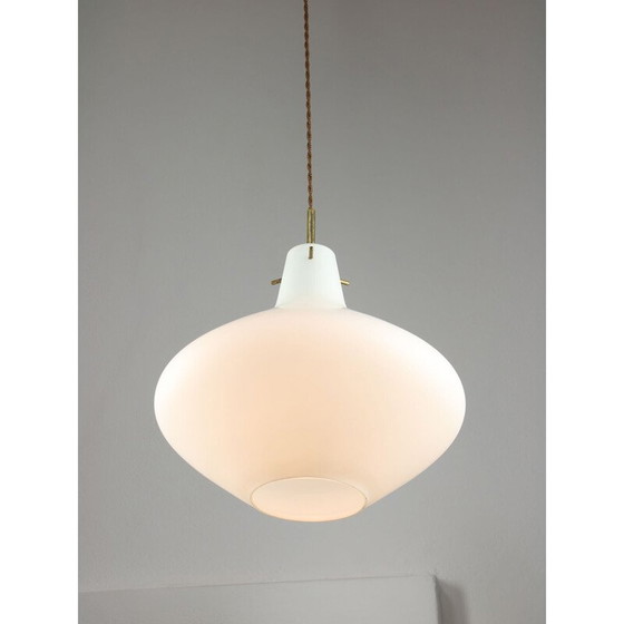Image 1 of Lampe suspendue vintage en laiton et verre opalin, Italie