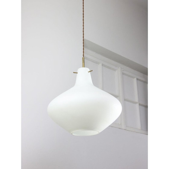 Image 1 of Lampe suspendue vintage en laiton et verre opalin, Italie