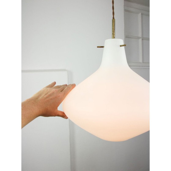 Image 1 of Lampe suspendue vintage en laiton et verre opalin, Italie