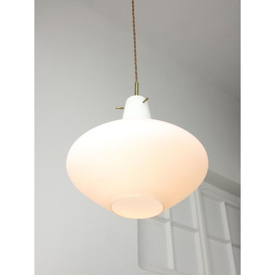 Image 1 of Lampe suspendue vintage en laiton et verre opalin, Italie