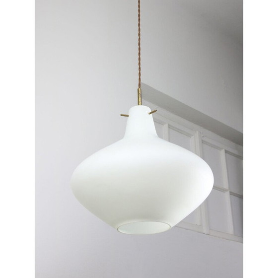 Image 1 of Lampe suspendue vintage en laiton et verre opalin, Italie