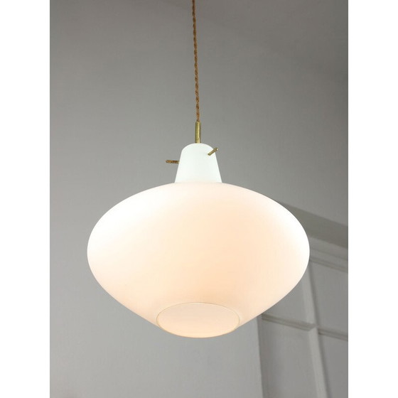 Image 1 of Lampe suspendue vintage en laiton et verre opalin, Italie
